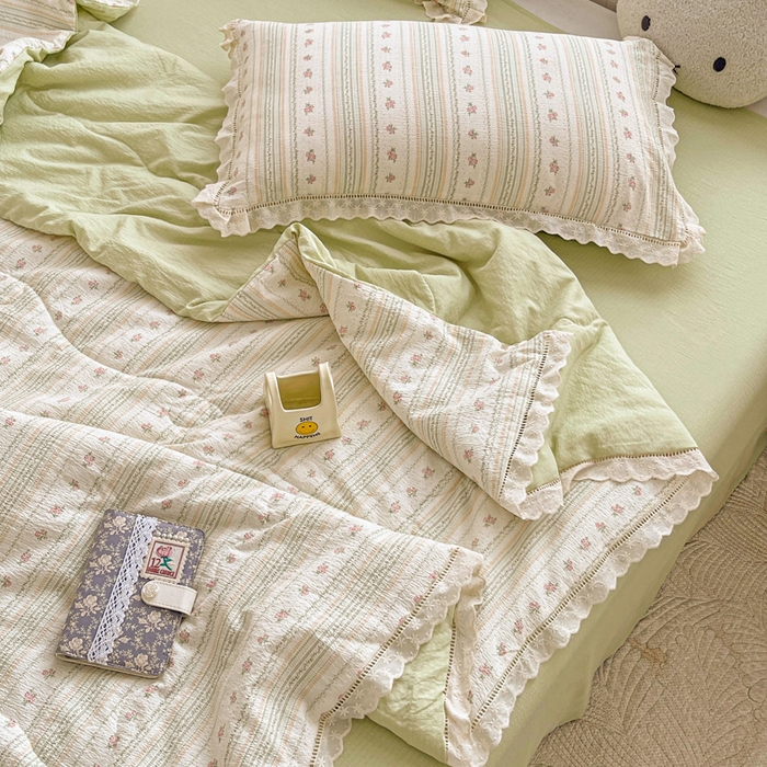 91家纺网 家纺一手货源 找家纺 恋之语 2025春夏新款云感全棉纯棉花边款夏被夏凉被空调被四件套套件 白茶绿