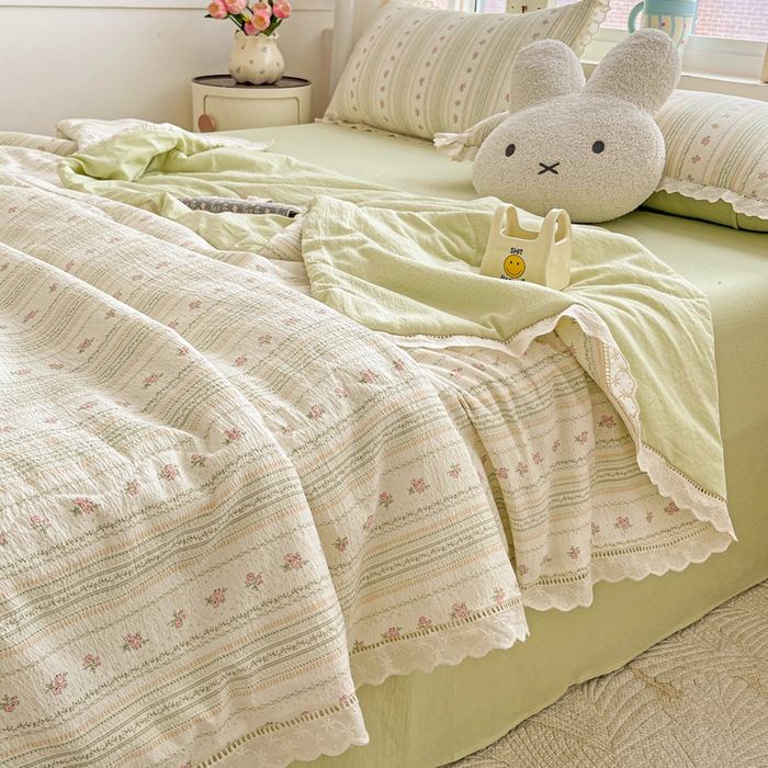 91家纺网 家纺一手货源 找家纺 恋之语 2025春夏新款云感全棉纯棉花边款夏被夏凉被空调被四件套套件 白茶绿