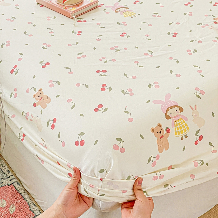 91家纺网 家纺一手货源 找家纺 卡普家居 2025新款全棉印花A版床笠 花季少女