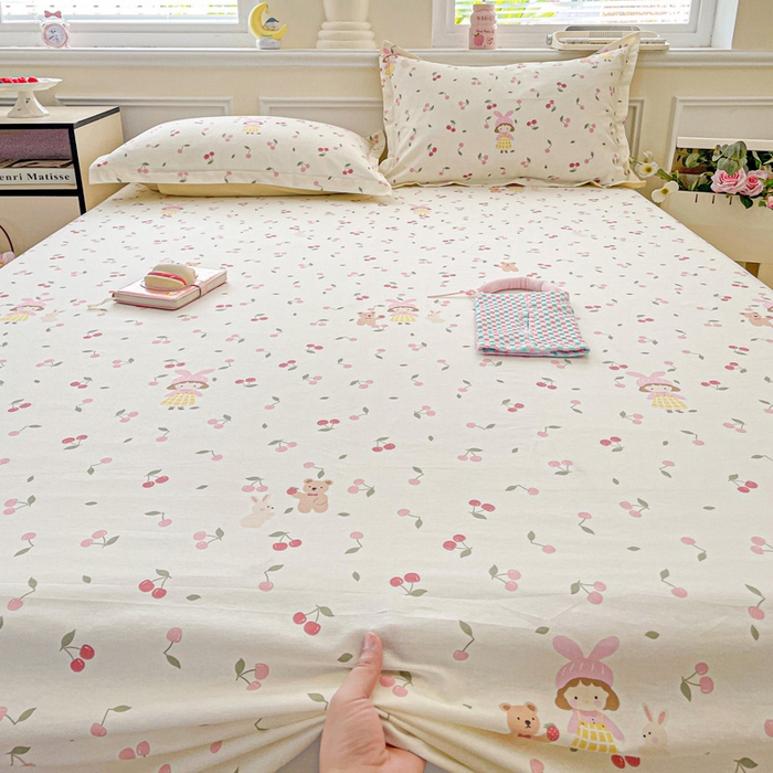 91家纺网 家纺一手货源 找家纺 卡普家居 2025新款全棉印花A版床单 花季少女