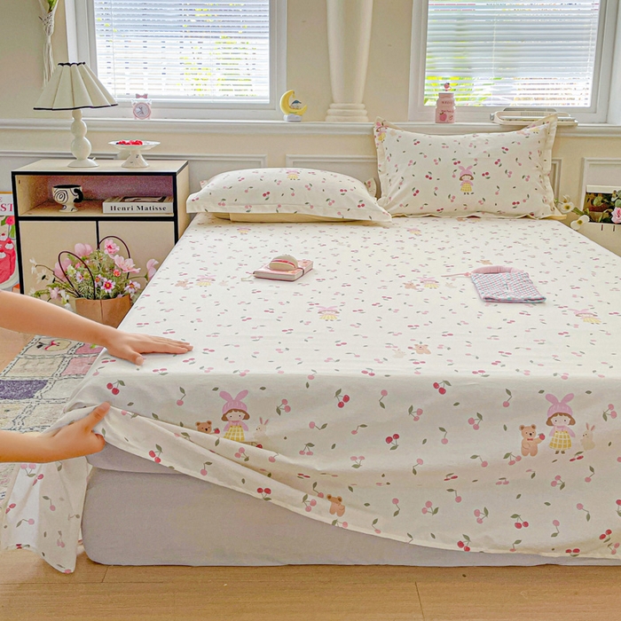 91家纺网 家纺一手货源 找家纺 卡普家居 2025新款全棉印花A版床单 花季少女