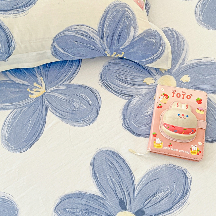 91家纺网 家纺一手货源 找家纺 卡普家居 2025新款全棉印花A版床单 蓝色甜心