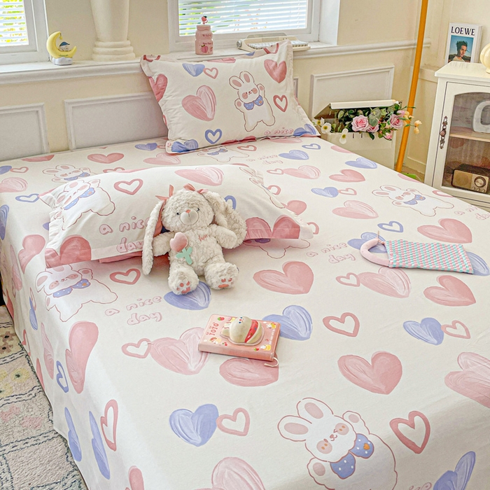 91家纺网 家纺一手货源 找家纺 卡普家居 2025新款全棉印花A版床单 小兔可可