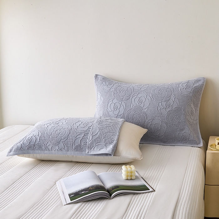 91家纺网 家纺一手货源 找家纺 悦然毛巾被 2025新款全棉纯棉老式枕巾毛圈款 玫瑰物语浅灰