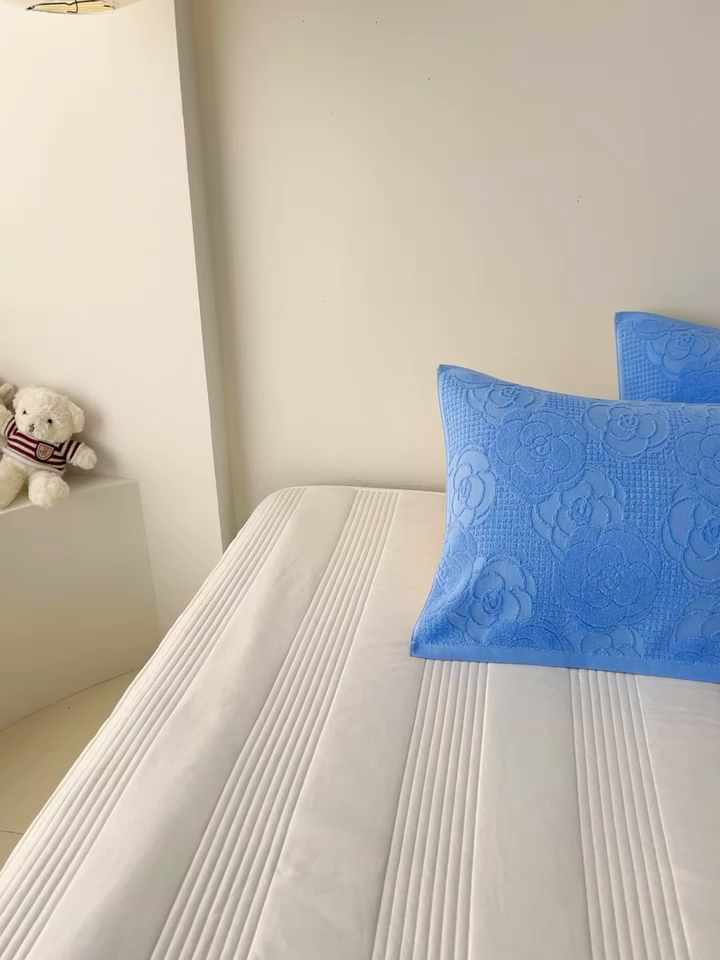 91家纺网 家纺一手货源 找家纺 悦然毛巾被 2025新款全棉纯棉老式枕巾毛圈款 玫瑰物语深蓝