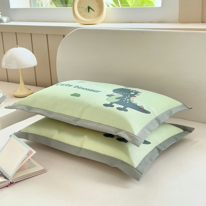 91家纺网 家纺一手货源 找家纺 梵赫 2025新款大版儿童冰丝枕套幼儿园枕套 俏皮恐龙