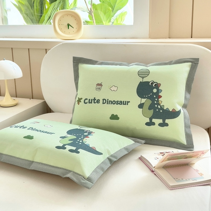 91家纺网 家纺一手货源 找家纺 梵赫 2025新款大版儿童冰丝枕套幼儿园枕套 俏皮恐龙