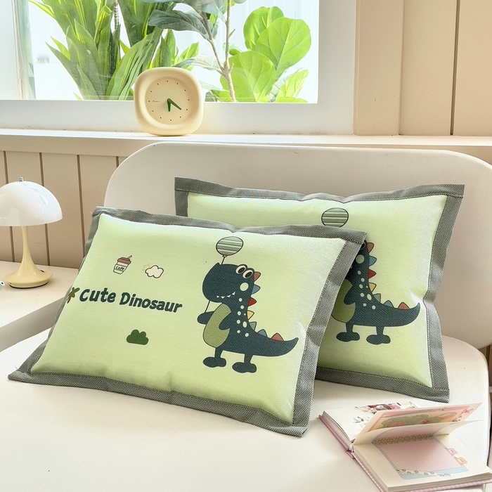 91家纺网 家纺一手货源 找家纺 梵赫 2025新款大版儿童冰丝枕套幼儿园枕套 俏皮恐龙