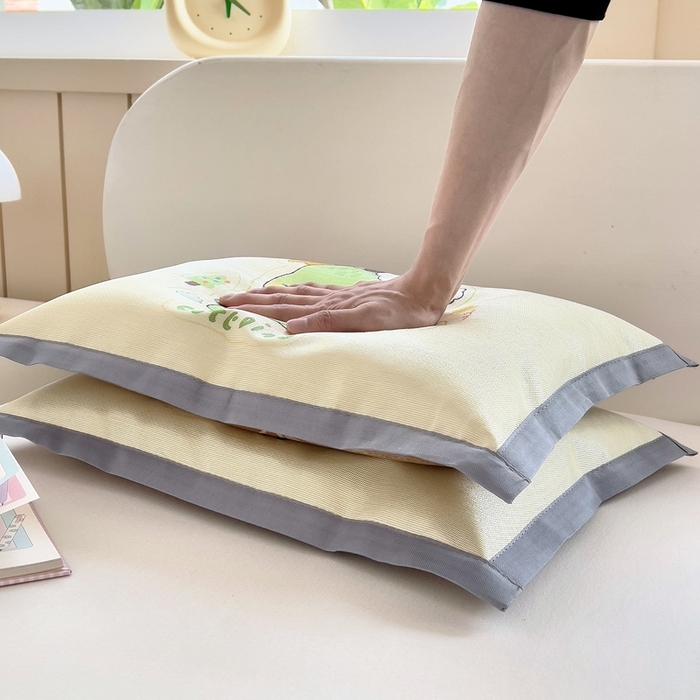 91家纺网 家纺一手货源 找家纺 梵赫 2025新款大版儿童冰丝枕套幼儿园枕套 圣诞恐龙