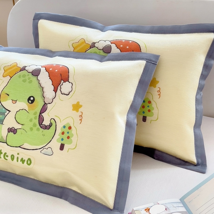 91家纺网 家纺一手货源 找家纺 梵赫 2025新款大版儿童冰丝枕套幼儿园枕套 圣诞恐龙
