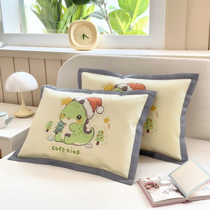 91家纺网 家纺一手货源 找家纺 梵赫 2025新款大版儿童冰丝枕套幼儿园枕套 圣诞恐龙