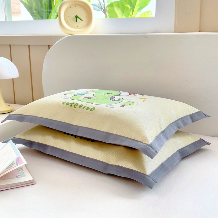 91家纺网 家纺一手货源 找家纺 梵赫 2025新款大版儿童冰丝枕套幼儿园枕套 圣诞恐龙