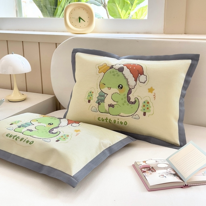 91家纺网 家纺一手货源 找家纺 梵赫 2025新款大版儿童冰丝枕套幼儿园枕套 圣诞恐龙