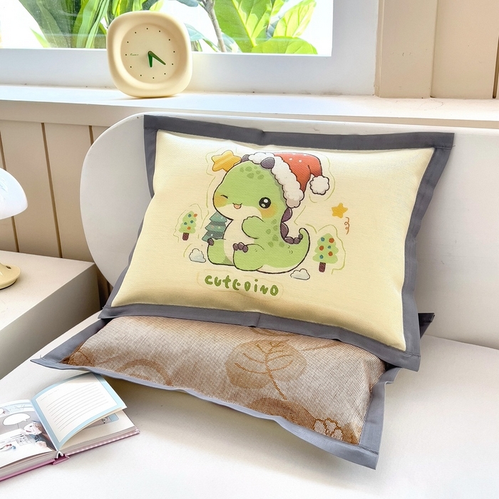 91家纺网 家纺一手货源 找家纺 梵赫 2025新款大版儿童冰丝枕套幼儿园枕套 圣诞恐龙