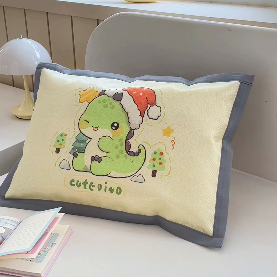 91家纺网 家纺一手货源 找家纺 梵赫 2025新款大版儿童冰丝枕套幼儿园枕套 圣诞恐龙