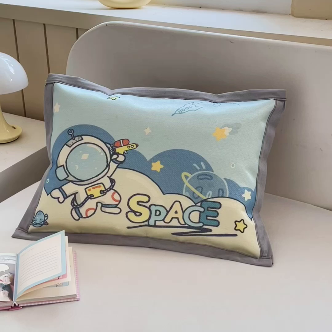 91家纺网 家纺一手货源 找家纺 梵赫 2025新款大版儿童冰丝枕套幼儿园枕套 星际旅行