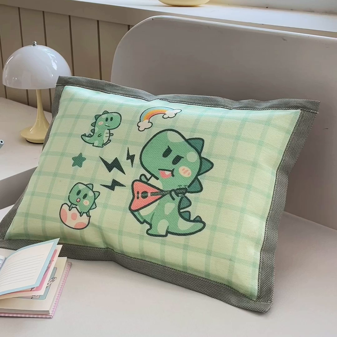 91家纺网 家纺一手货源 找家纺 梵赫 2025新款大版儿童冰丝枕套幼儿园枕套 音乐恐龙