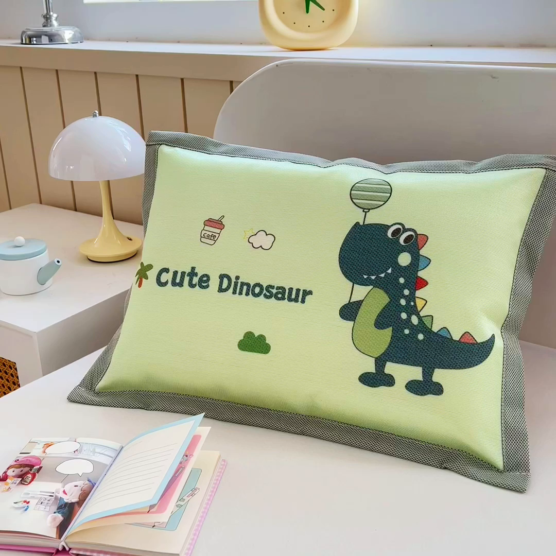 91家纺网 家纺一手货源 找家纺 梵赫 2025新款大版儿童冰丝枕套幼儿园枕套 俏皮恐龙