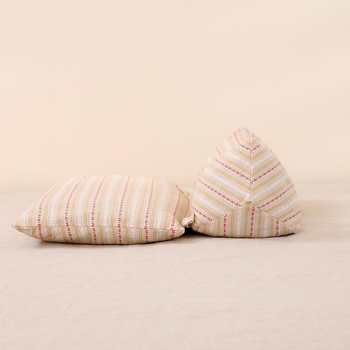 91家纺网 家纺一手货源 找家纺 梦叶草 2025新款全棉水洗棉三角牵引组合荞麦枕 枕头护颈枕芯 三角牵引组合荞麦枕-卡其