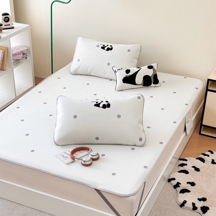 91家纺网 家纺一手货源 找家纺 （总）禧禾 2025新款A类7A抗菌600D冰丝数码印花刺绣凉席席子-熊猫趴趴