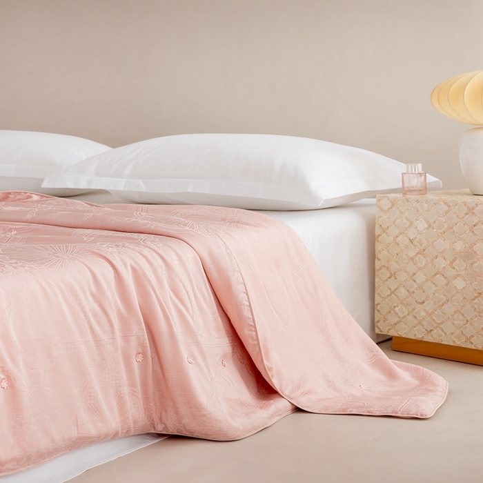 91家纺网 家纺一手货源 找家纺 2025新款SUN YOUNG系列高端蚕丝被【尚云锦纯蚕丝春秋被】 尚云锦粉色