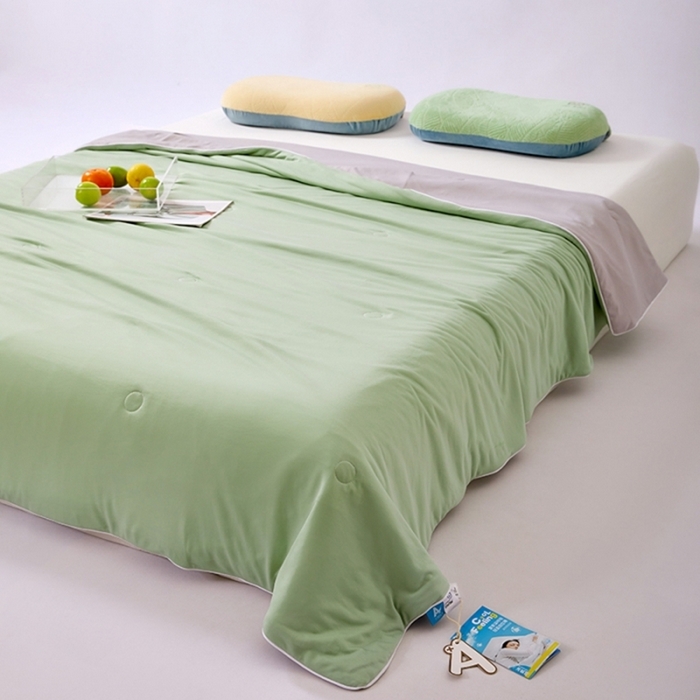 91家纺网 家纺一手货源 找家纺 仲旺居家纺 2025新款100%全锦纶凉感鸭凉感丝夏被冰淇淋夏被夏凉被 浅绿色