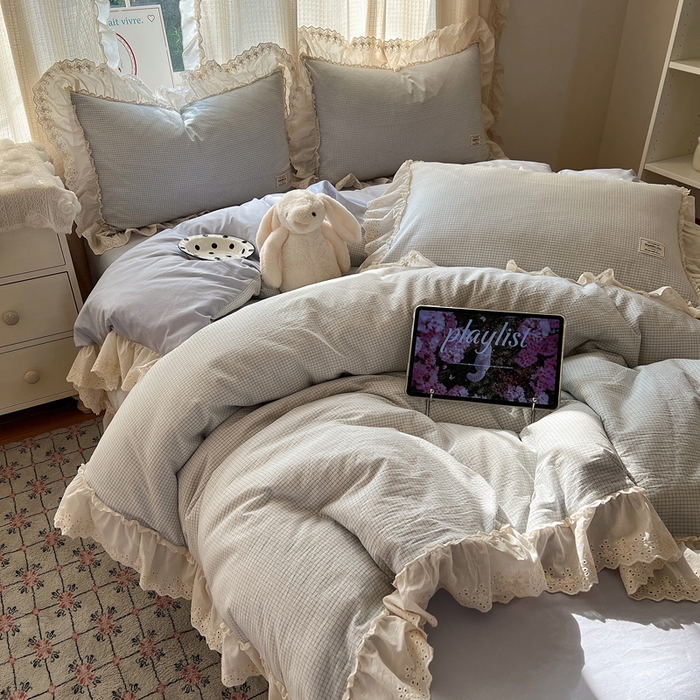 91家纺网 家纺一手货源 找家纺 六巷胡同 2025新款法式小清新全棉色织水洗棉花边款小格子四件套 花边维尔蓝格