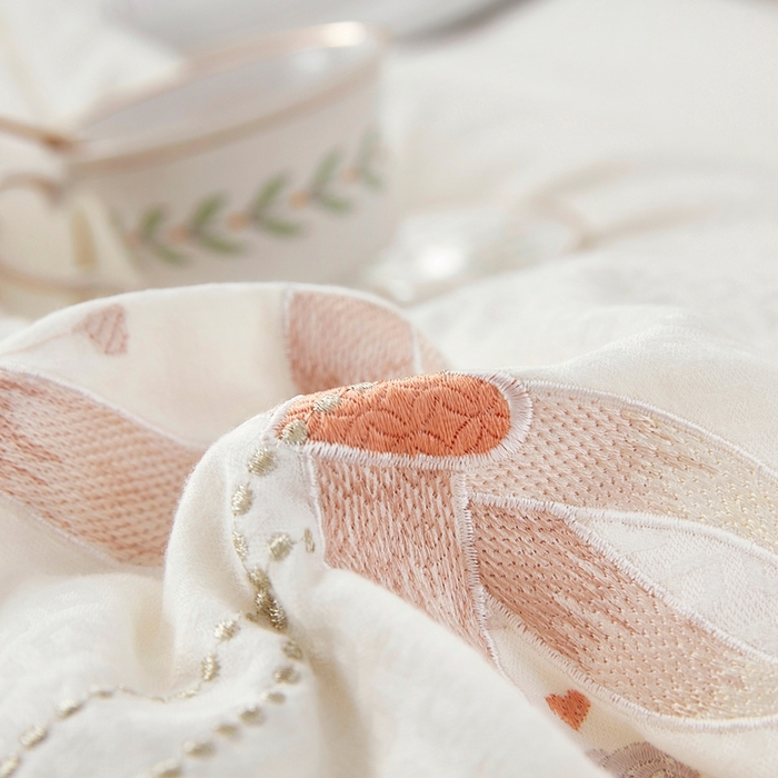 91家纺网 家纺一手货源 找家纺 仲旺居家纺 2025新款元绒棉绣花冬被婚庆冬被立体边被子被芯四季被 奶白