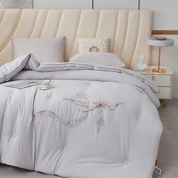 91家纺网 家纺一手货源 找家纺 仲旺居家纺 2025新款元绒棉绣花冬被婚庆冬被立体边被子被芯四季被 灰色