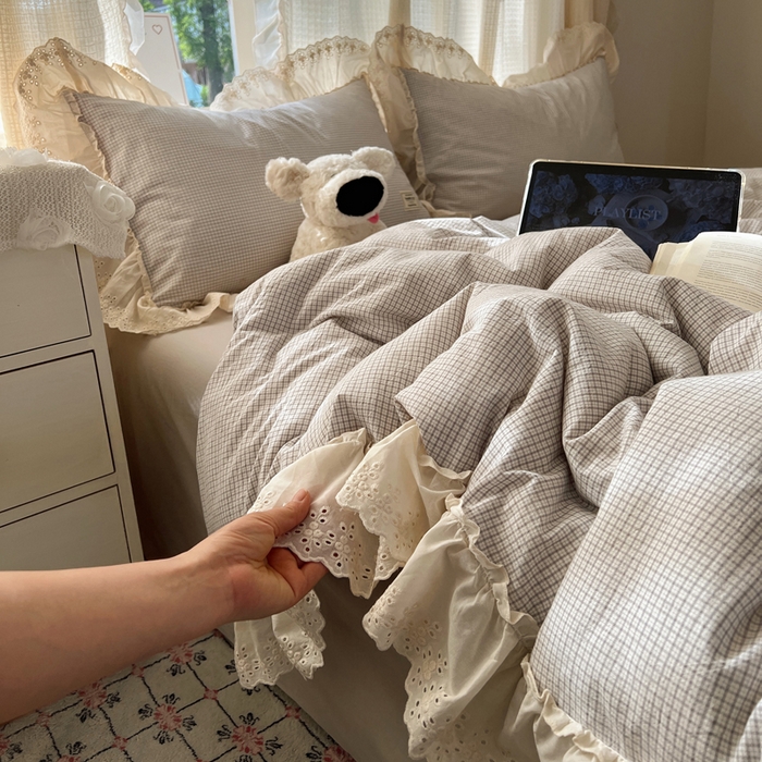 91家纺网 家纺一手货源 找家纺 六巷胡同 2025新款法式小清新全棉色织水洗棉花边款小格子四件套 花边格雷灰格