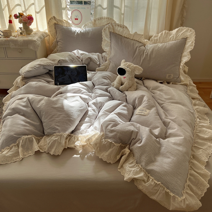 91家纺网 家纺一手货源 找家纺 六巷胡同 2025新款法式小清新全棉色织水洗棉花边款小格子四件套 花边格雷灰格