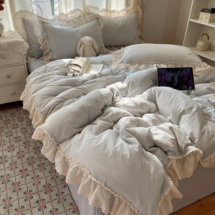 91家纺网 家纺一手货源 找家纺 六巷胡同 2025新款法式小清新全棉色织水洗棉花边款小格子四件套 花边维尔蓝格