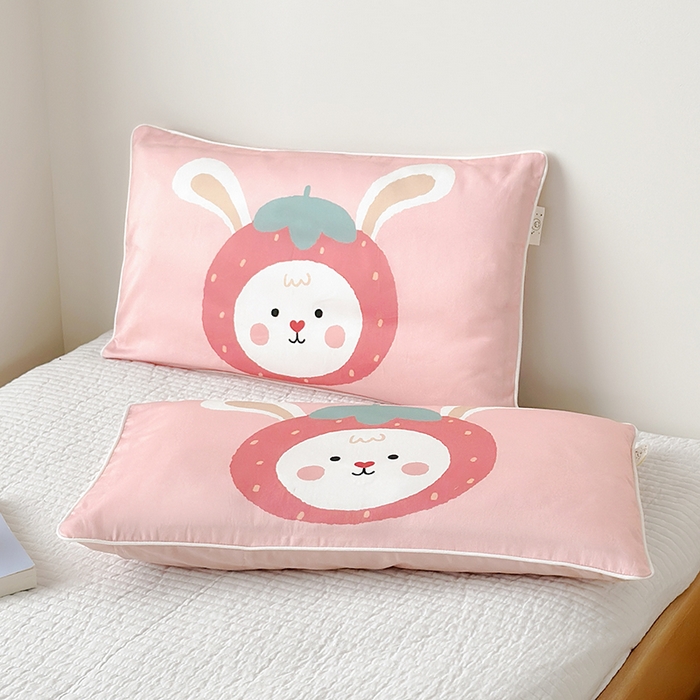 91家纺网 家纺一手货源 找家纺 荷马之梦 2025新款A类100支全棉贡缎双股加厚加柔儿童枕套-水果系列 小草莓