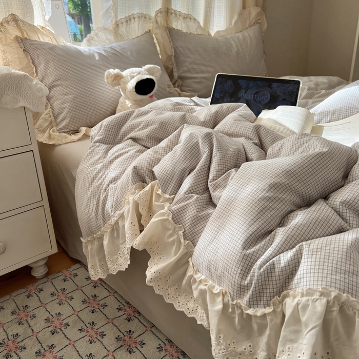 91家纺网 家纺一手货源 找家纺 六巷胡同 2025新款法式小清新全棉色织水洗棉花边款小格子四件套 花边格雷灰格