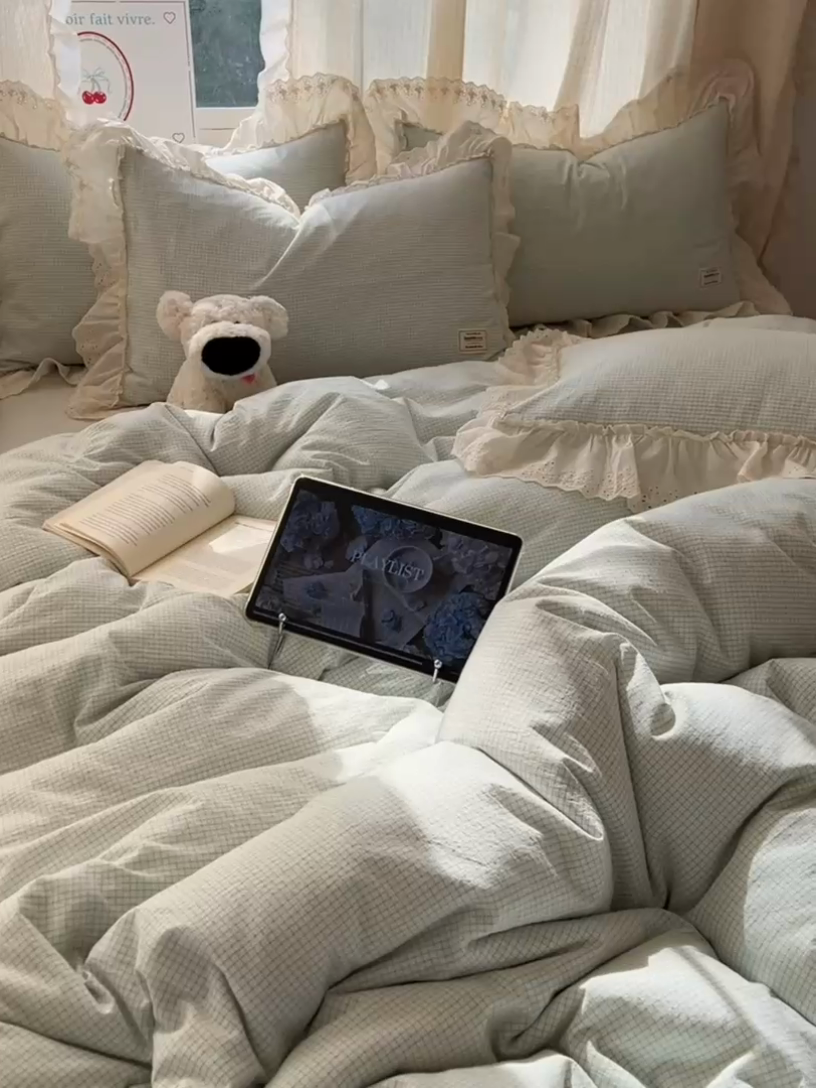 91家纺网 家纺一手货源 找家纺 六巷胡同 2025新款法式小清新全棉色织水洗棉花边款小格子四件套 花边纳卡绿格