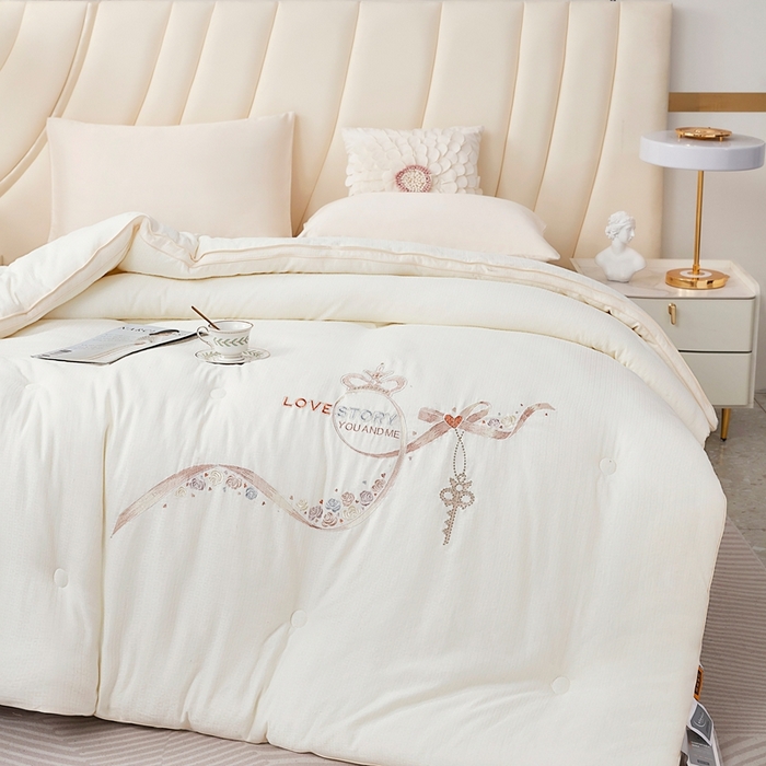 91家纺网 家纺一手货源 找家纺 仲旺居家纺 2025新款元绒棉绣花冬被婚庆冬被立体边被子被芯四季被 奶白