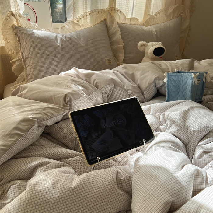 91家纺网 家纺一手货源 找家纺 六巷胡同 2025新款法式小清新全棉色织水洗棉花边款小格子四件套 花边格雷灰格