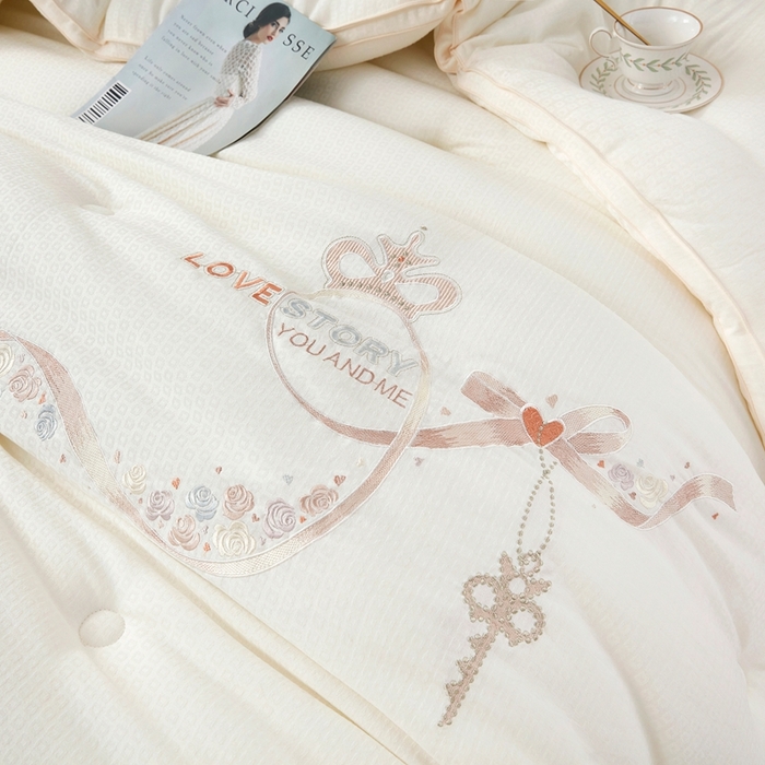 91家纺网 家纺一手货源 找家纺 仲旺居家纺 2025新款元绒棉绣花冬被婚庆冬被立体边被子被芯四季被 奶白