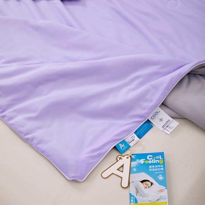 91家纺网 家纺一手货源 找家纺 仲旺居家纺 2025新款100%全锦纶凉感鸭凉感丝夏被冰淇淋夏被夏凉被 淡紫色