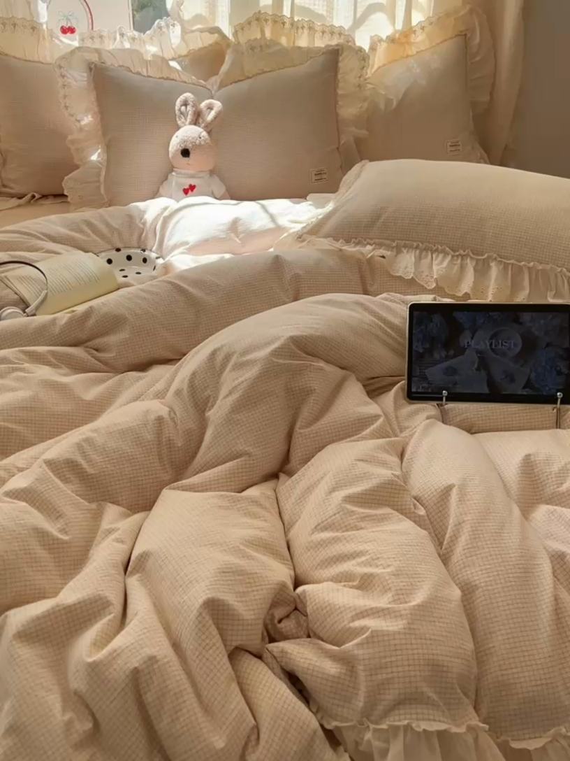 91家纺网 家纺一手货源 找家纺 六巷胡同 2025新款法式小清新全棉色织水洗棉花边款小格子四件套 花边加里咖格