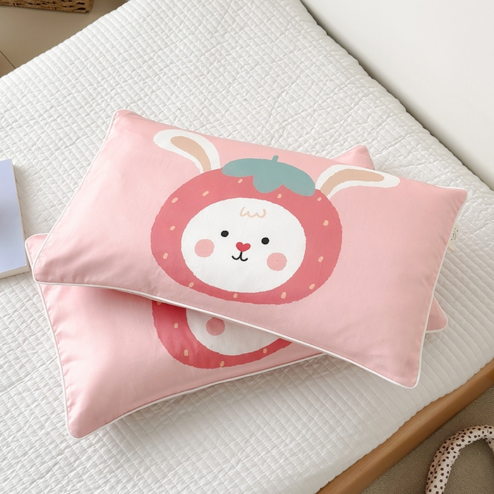 91家纺网 家纺一手货源 找家纺 荷马之梦 2025新款A类100支全棉贡缎双股加厚加柔儿童枕套-水果系列 小草莓