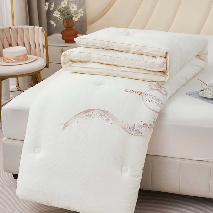 91家纺网 家纺一手货源 找家纺 仲旺居家纺 2025新款元绒棉绣花冬被婚庆冬被立体边被子被芯四季被 奶白