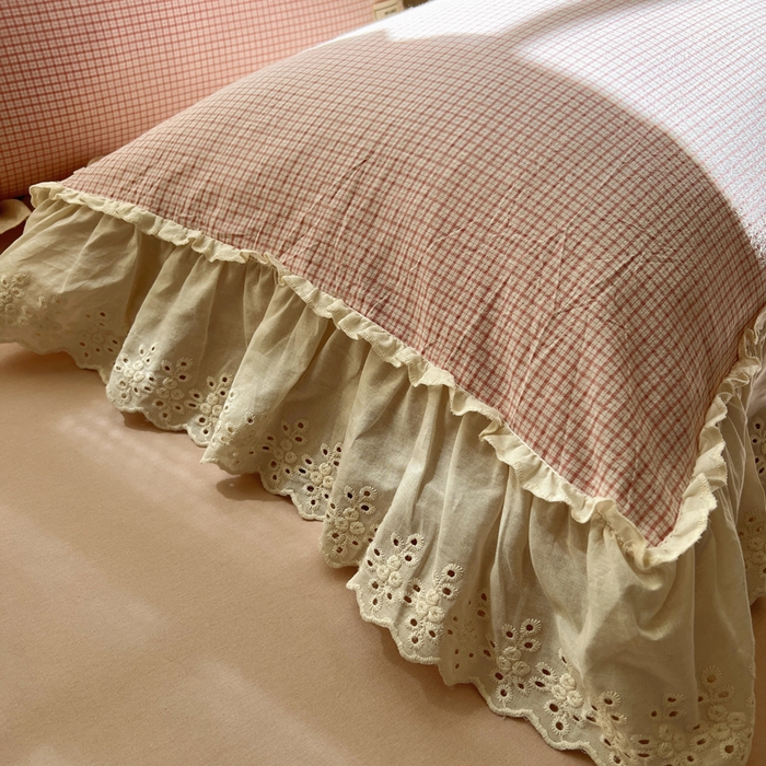 91家纺网 家纺一手货源 找家纺 六巷胡同 2025新款法式小清新全棉色织水洗棉花边款小格子四件套 花边安可红格