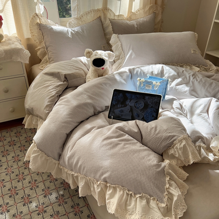 91家纺网 家纺一手货源 找家纺 六巷胡同 2025新款法式小清新全棉色织水洗棉花边款小格子四件套 花边格雷灰格