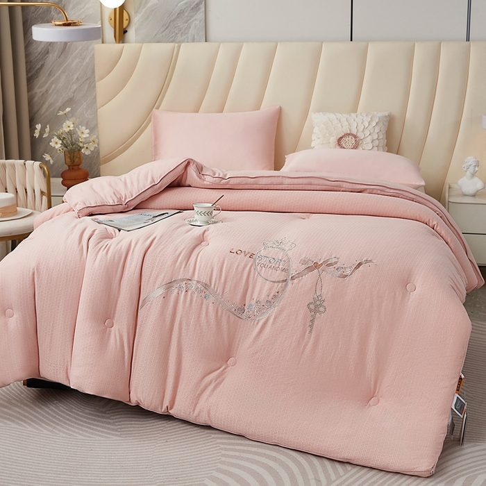 91家纺网 家纺一手货源 找家纺 仲旺居家纺 2025新款元绒棉绣花冬被婚庆冬被立体边被子被芯四季被 豆沙