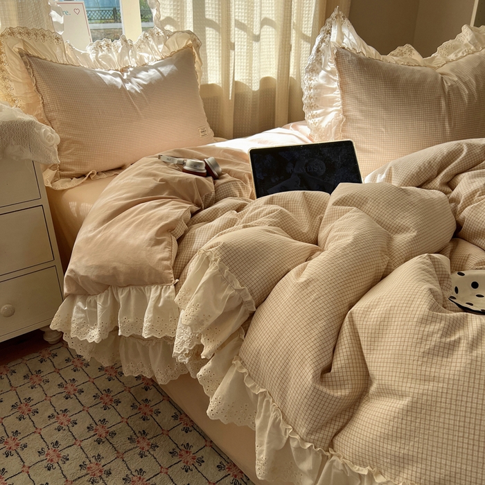 91家纺网 家纺一手货源 找家纺 六巷胡同 2025新款法式小清新全棉色织水洗棉花边款小格子四件套 花边加里咖格