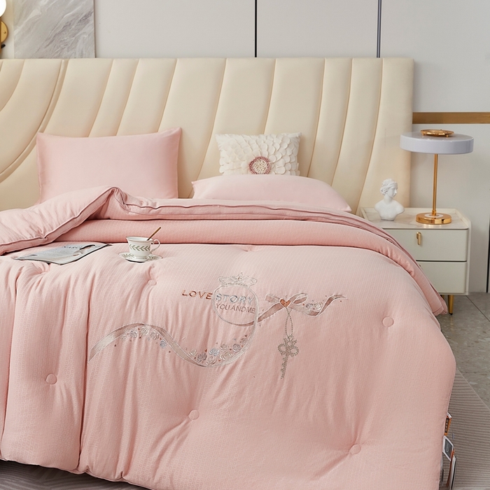 91家纺网 家纺一手货源 找家纺 仲旺居家纺 2025新款元绒棉绣花冬被婚庆冬被立体边被子被芯四季被 豆沙