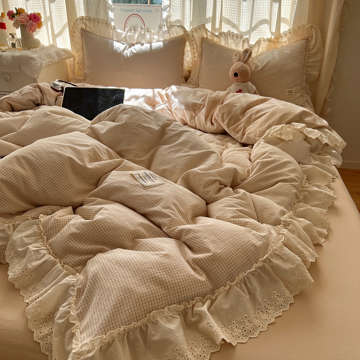 91家纺网 家纺一手货源 找家纺 六巷胡同 2025新款法式小清新全棉色织水洗棉花边款小格子四件套 花边加里咖格