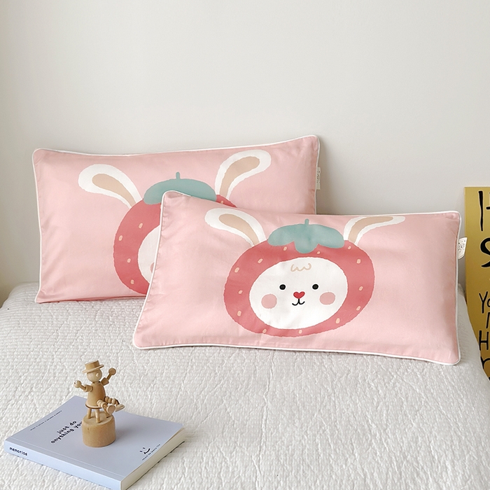 91家纺网 家纺一手货源 找家纺 荷马之梦 2025新款A类100支全棉贡缎双股加厚加柔儿童枕套-水果系列 小草莓