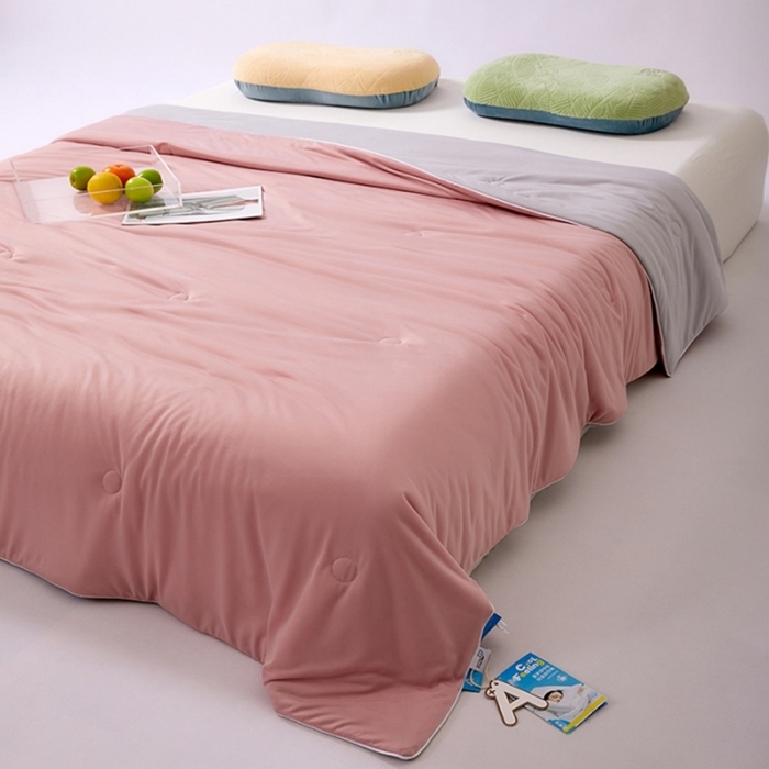 91家纺网 家纺一手货源 找家纺 仲旺居家纺 2025新款100%全锦纶凉感鸭凉感丝夏被冰淇淋夏被夏凉被 豆沙